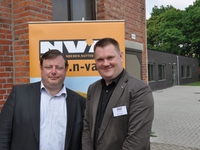 Nationaal N-VA voorzitter Bart De Wever en N-VA Wommelgem secretaris Jan Hofkens